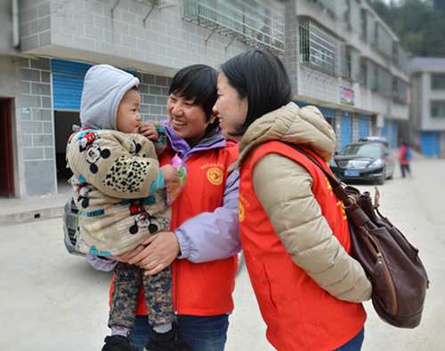 “党员爱心妈妈”和孩子亲切交流.jpg