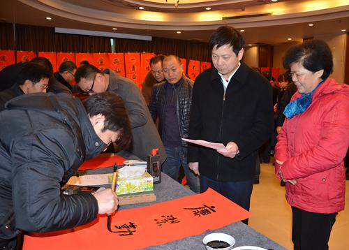 图为娄底市市委常委、市纪委书记徐勇（右二）和市委常委、宣传部长伍美华（右一）在现场指导1.jpg