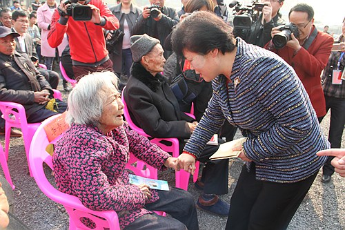 娄底市委宣传部部长伍美华慰问困难群众.jpg