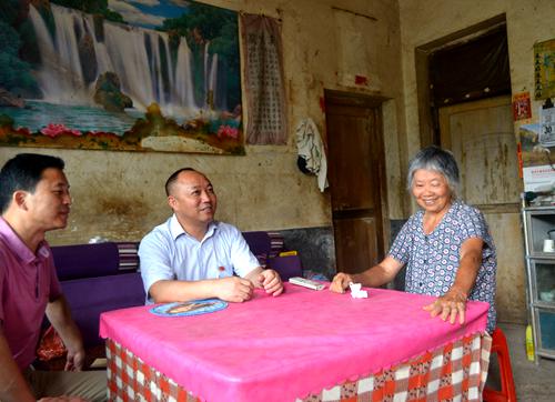 图为倪志铭在张并吾老人家中慰问.JPG