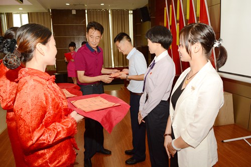 市城管局党委副书记、常务副局长给获奖选手颁奖.JPG