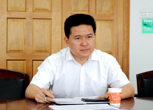 曾小坤认真倾听代表发言.jpg