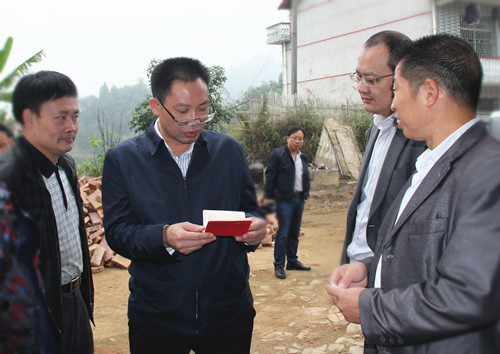娄底市民政局党组书记、局长邓志洪入户核查救助资金打卡发放情况.jpg
