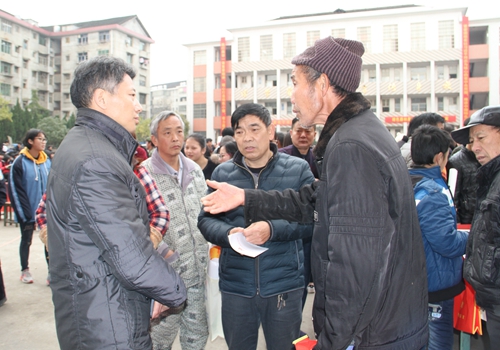 娄底纪委干部听民情IMG_0965.JPG