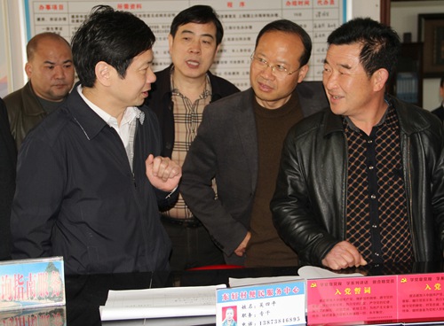 图为娄底市市委常委、纪委书记徐勇（左一）在涟源市高新区东轩村调研村级财务清理审计和村换届风气监督情况.jpg