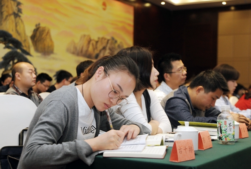学员在认真的做笔记.jpg