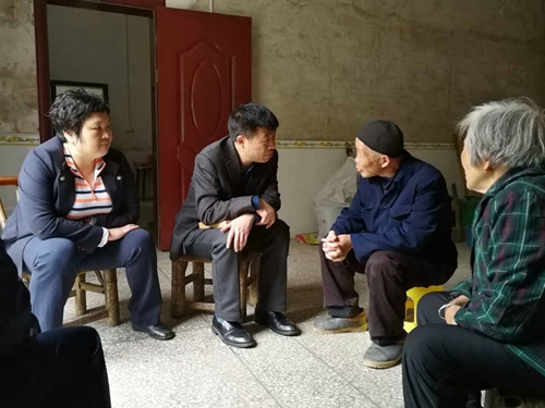 党委书记黄迪军、校长周新辉与帮扶对象交流情况（左起  校长 周新辉、党委书记黄迪军、帮扶对象）.jpg