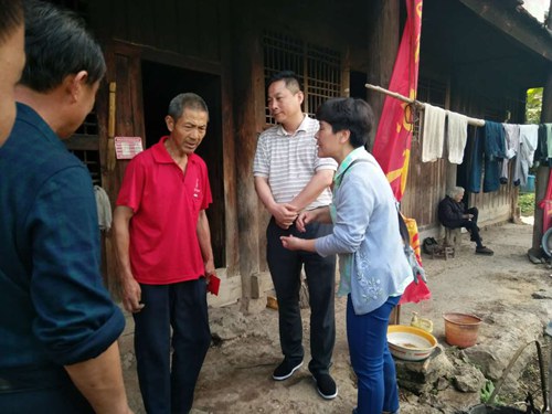 苏立（右二）在走访贫困户.jpg