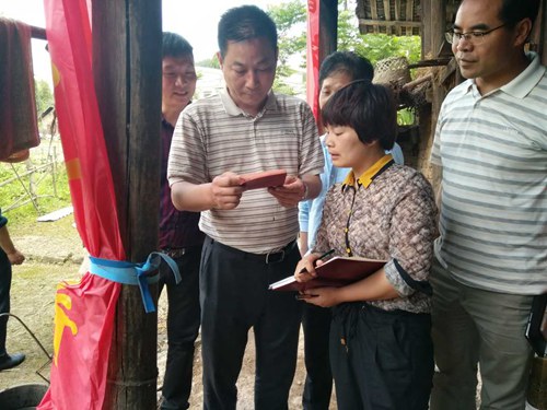 苏立（左二）在了解涉农资金发放情况.jpg