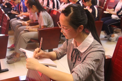 入党积极分子认真做笔记.JPG
