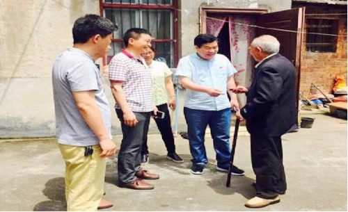 在职党员慰问困难党员.jpg