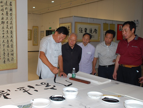 市级老领导现场挥毫泼墨.JPG