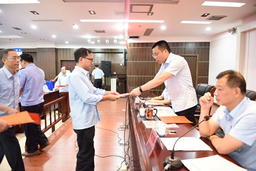 各部门负责人递交党风廉政建设责任状.JPG