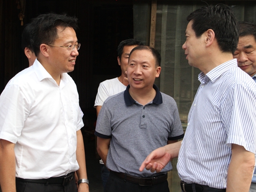 图为徐勇（右一）了解古塘扶贫搬迁集中安置项目进度.jpg