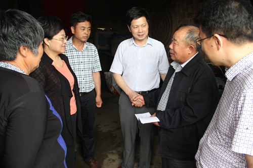 图为徐勇（右三）在古塘走访困难群众，了解精准扶贫政策落实情况.JPG