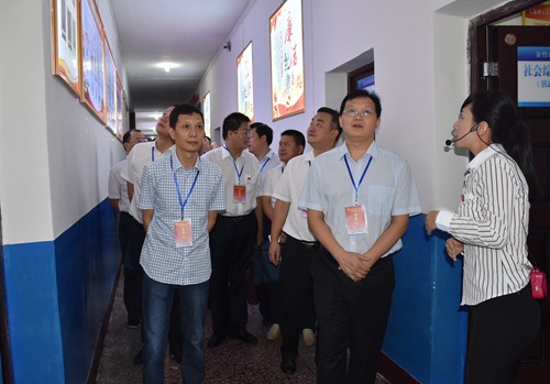 与会同志参观乡镇执纪审查谈话室.jpg