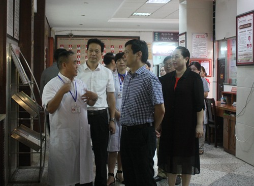 徐勇（右二）、李有才（右一）一行实地察看娄底市中医医院.JPG