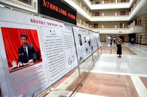 图为“好家风好家训”作品巡展第一站——市政府一号楼大厅.JPG