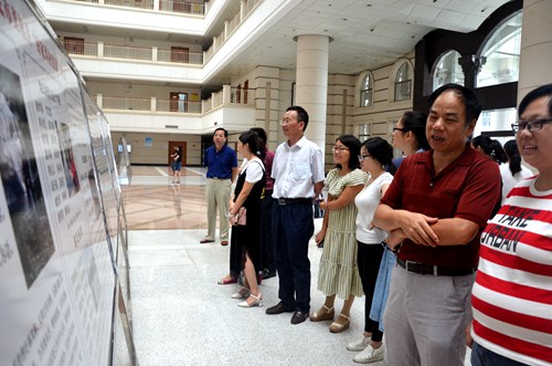 图为广大党员干部观看巡展作品2.JPG