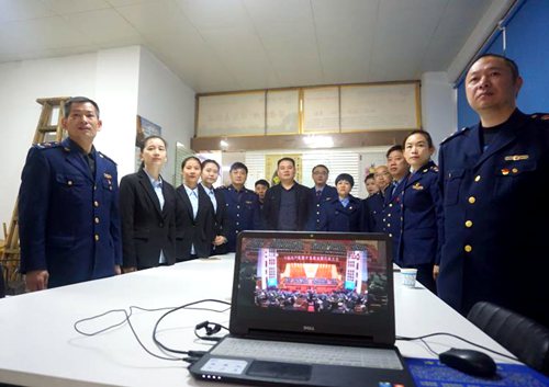 工商质监局执法人员和企业人员一起观看“十九大”.jpg