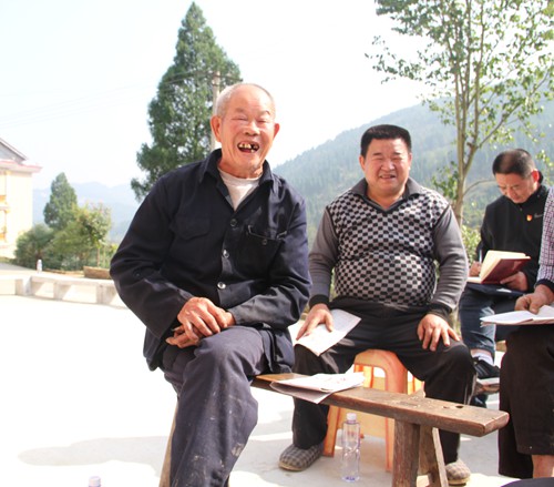 75岁的汪光堂老人（左一）谈到漆树坪村这几年的变化时笑得合不拢嘴.JPG