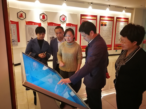 1徐勇在高新区人和新村查看涟源市村级“微权力”监督平台.jpg