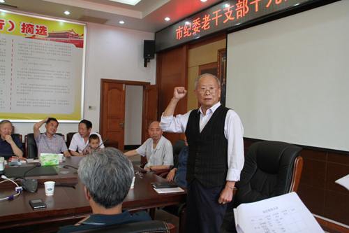 退休老干部李福林背诵入党誓词.jpg