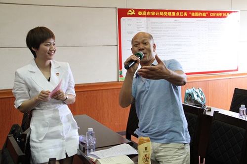 7评委插标间隙，主持人组织观众参与“听红歌，跟党走”互动.JPG