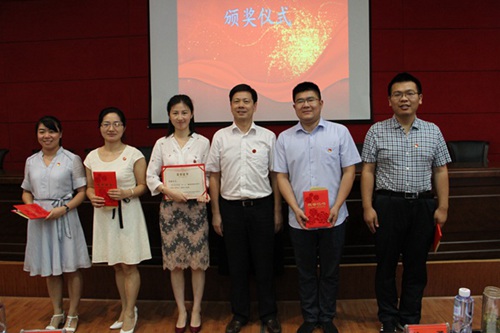 13市委常委、市纪委书记、市监委主任徐勇和获奖同志合影.JPG
