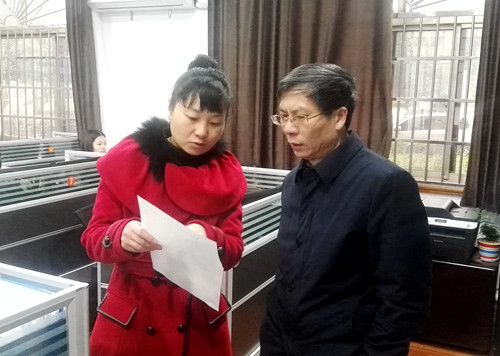 在12345市长热线集中受理中心与平台负责人交谈，开展督查.jpg