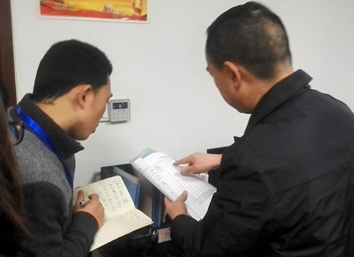 在市行政审批服务局核对服务大厅窗口人员请假情况.png