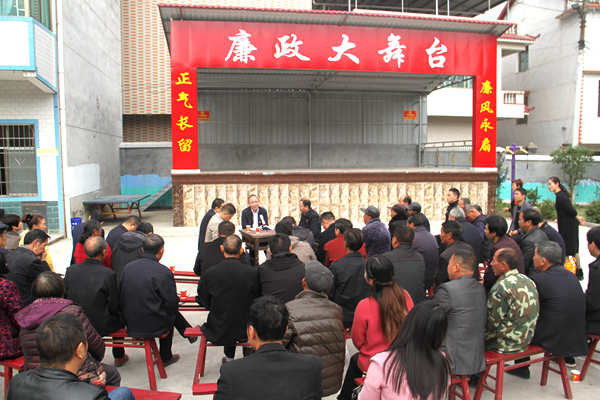 毛健刚在给党员干部讲党课IMG_8697.JPG