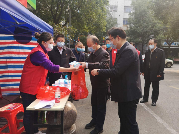 毛健刚赴竹山社区慰问市纪委市监委防控一线党员志愿者，并送去防护物资.jpg