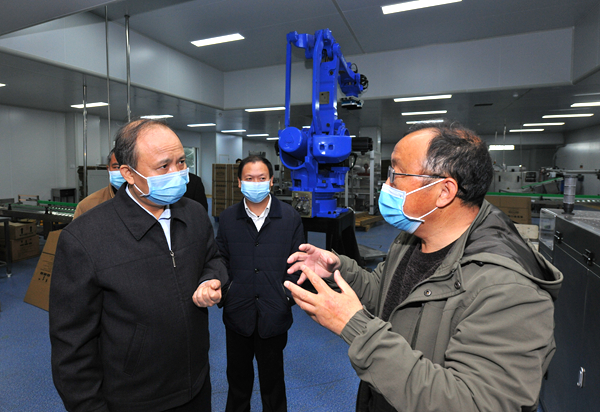 毛健刚（左）在回春堂药业指导企业复工复产.jpg